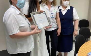 Deputada recebe placa em homenagem aos recursos destinados ao São José 