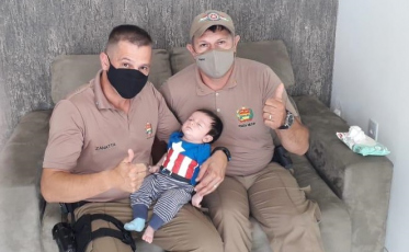 Policiais militares salvam bebê de 40 dias
