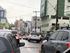 Chuva causa alagamentos e tranca rua no centro de Criciúma