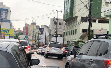 Chuva causa alagamentos e tranca rua no centro de Criciúma