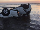 Carro amanhece capotado na beira-mar do Rincão 