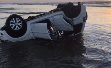 Carro amanhece capotado na beira-mar do Rincão 