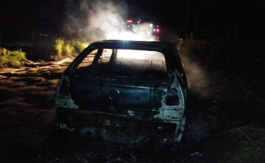 Carro é consumido por chamas em Jaguaruna