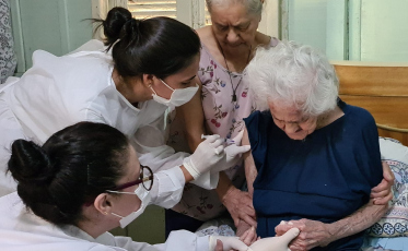 Idosa de 104 anos é vacinada contra a Covid-19 em Sombrio 