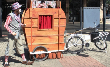 Projeto leva o encanto do teatro à praça de Nova Veneza