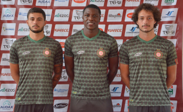 Próspera apresenta três atletas do elenco