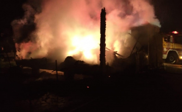 Residência é destruída pelo fogo em Morro da Fumaça