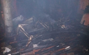 Casa de madeira é completamente destruída por incêndio