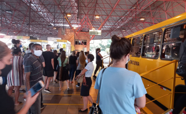 Passageiros em pé e ônibus lotados em Criciúma 