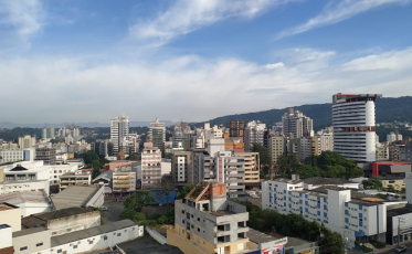 Quinta-feira de calor e pancadas de chuva com trovoada na região