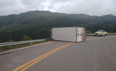 Caminhão tomba e por pouco não cai de penhasco na Serra Catarinense 