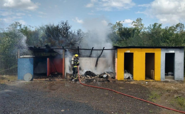 Incêndio atinge depósito de materiais recicláveis 