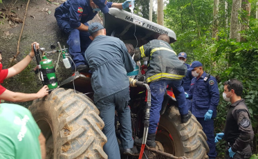 Agricultor fica preso em ferragens após pedra desabar em cima de seu trator 