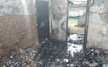Incêndio atinge quitinetes e idosa acaba sofrendo queimaduras 