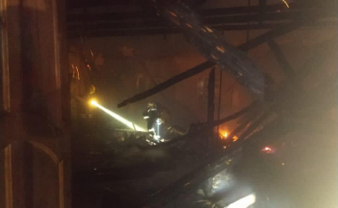 Interior de prédio comercial é consumido por chamas