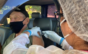 Cocal do Sul realiza drive-thru para vacinar idosos de 76 e 77 anos