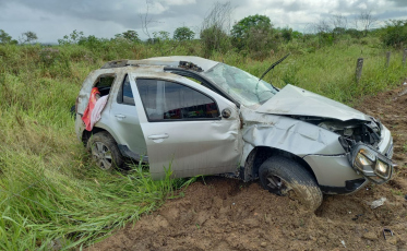 Carro capota e motorista morre