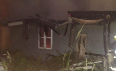 Incêndio atinge edificação abandonada em Criciúma 