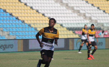 Polivalente Moacir ganha liberdade para atuar como meia