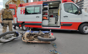 Jovem é encaminhado ao Hospital após acidente no Centro de Criciúma