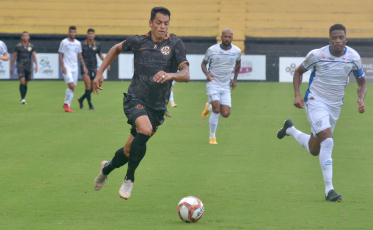 Time da Raça segura Leão da Ilha no Heriberto Hülse