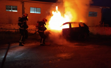 Incêndio destrói caminhonete em Criciúma 