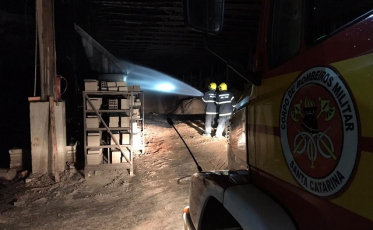 Pavilhão é tomado pelas chamas