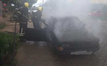 Veículo pega fogo em Criciúma