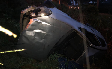 Motorista cai em ribanceira de quase 5 metros e consegue sair de ferragens 