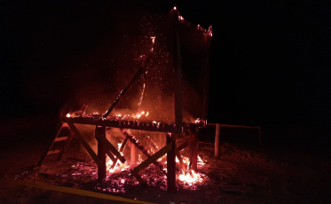 Posto de guarda-vidas é destruído por chamas em Balneário Gaivota