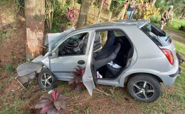 Jovem colide com árvore e tem ferimentos graves