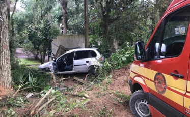 Mulher sai da pista, capota o carro e bate em cercado