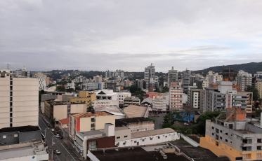 Tempo segue nublado até quarta