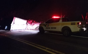 Carreta carregada tomba em rodovia estadual na Serra Catarinense 