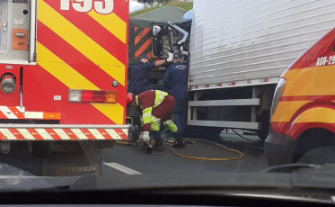 Acidente na BR-101 em Criciúma deixa motorista preso às ferragens (VÍDEO)