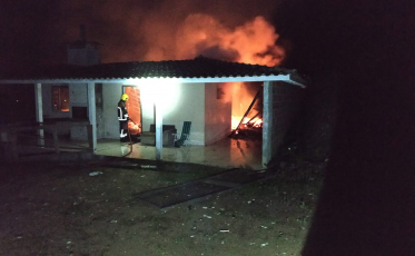 Incêndio destrói residência em Treze de Maio