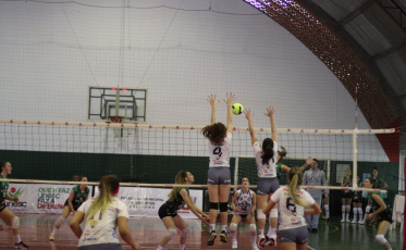Voleibol feminino de Criciúma disputa segunda etapa do Campeonato Estadual