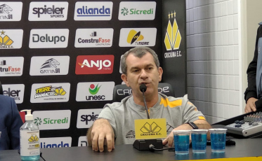 Cláudio Tencati apresentado: técnico quer elenco mais confiante na Série C