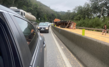 Carreta tomba na BR-101