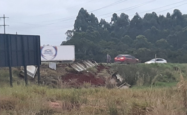 Parte da carga de caminhão tombado ainda não foi recolhida em Içara