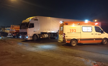 Caminhão e moto causam acidente em Criciúma