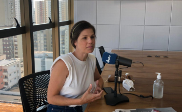 Nomes & Marcas recebe Bea de Luca, a apresentadora do Chega Mais