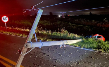 Veículo bate em poste em rodovia de SC