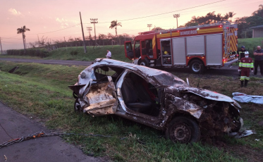 Tragédia na BR-101: Acidente violento mata mulher e carro fica irreconhecível 