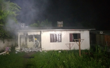 Incêndio atinge quarto de residência 