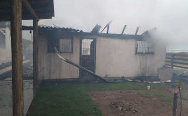 Casa é tomada pelo fogo em Arroio do Silva