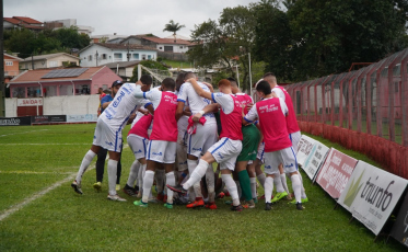 Em jogo de nove gols, Caravaggio vence mais uma na Série C do Estadual
