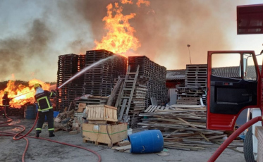 Fogo atinge fábrica de paletes
