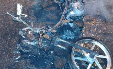 Moto pega fogo e bloqueia rua no Sul do estado