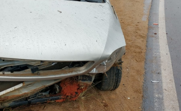 Motorista bate em barranco em rodovia